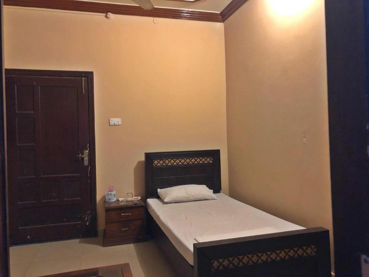 Hotel Babar House Faisalabad Esterno foto