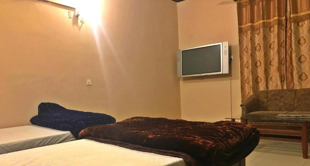 Hotel Babar House Faisalabad Esterno foto