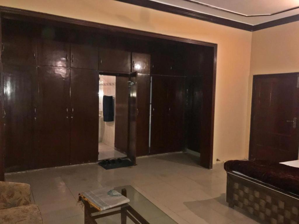 Hotel Babar House Faisalabad Esterno foto