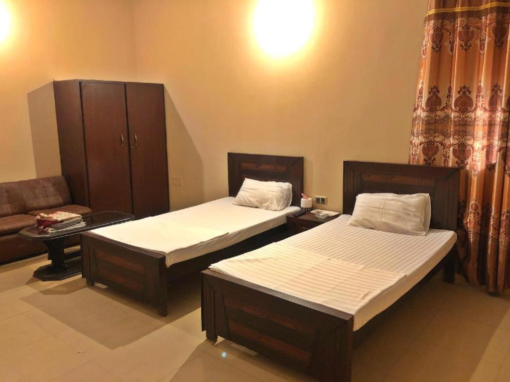 Hotel Babar House Faisalabad Esterno foto