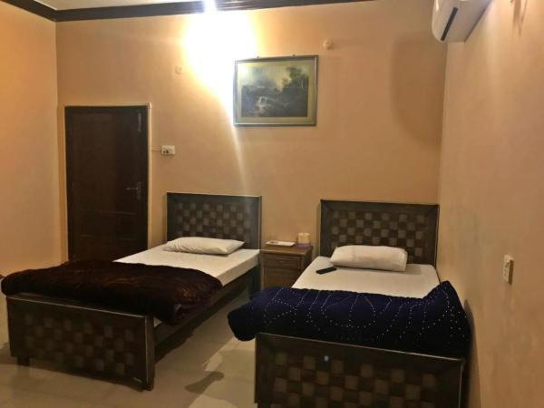 Hotel Babar House Faisalabad Esterno foto