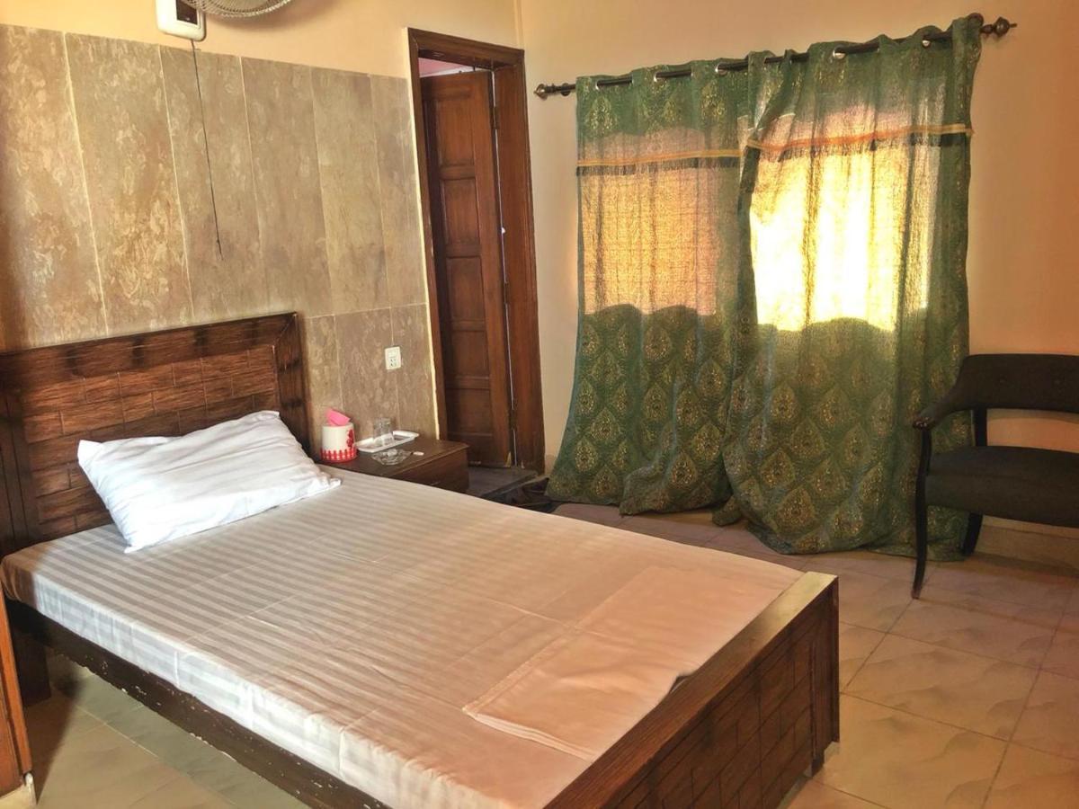 Hotel Babar House Faisalabad Esterno foto