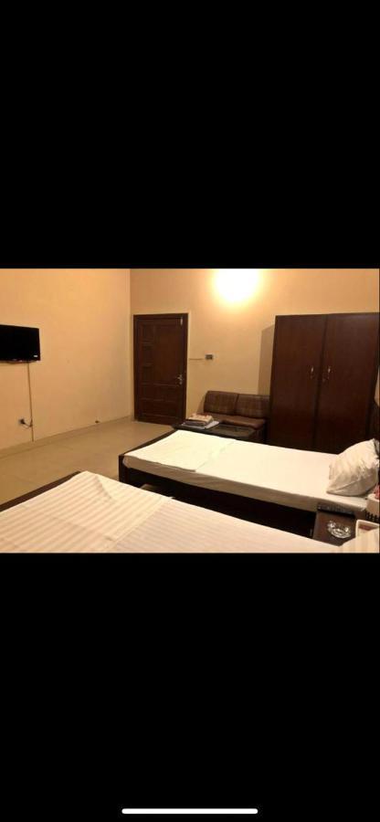Hotel Babar House Faisalabad Esterno foto